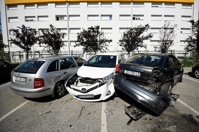 VIDEO Sudar u Zagrebu bio je toliko jak da su razbijeni i parkirani automobili